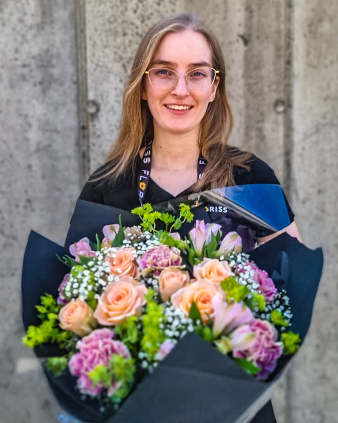 Blomsterdekoratøren Veronica viser frem bursdagsbuketten