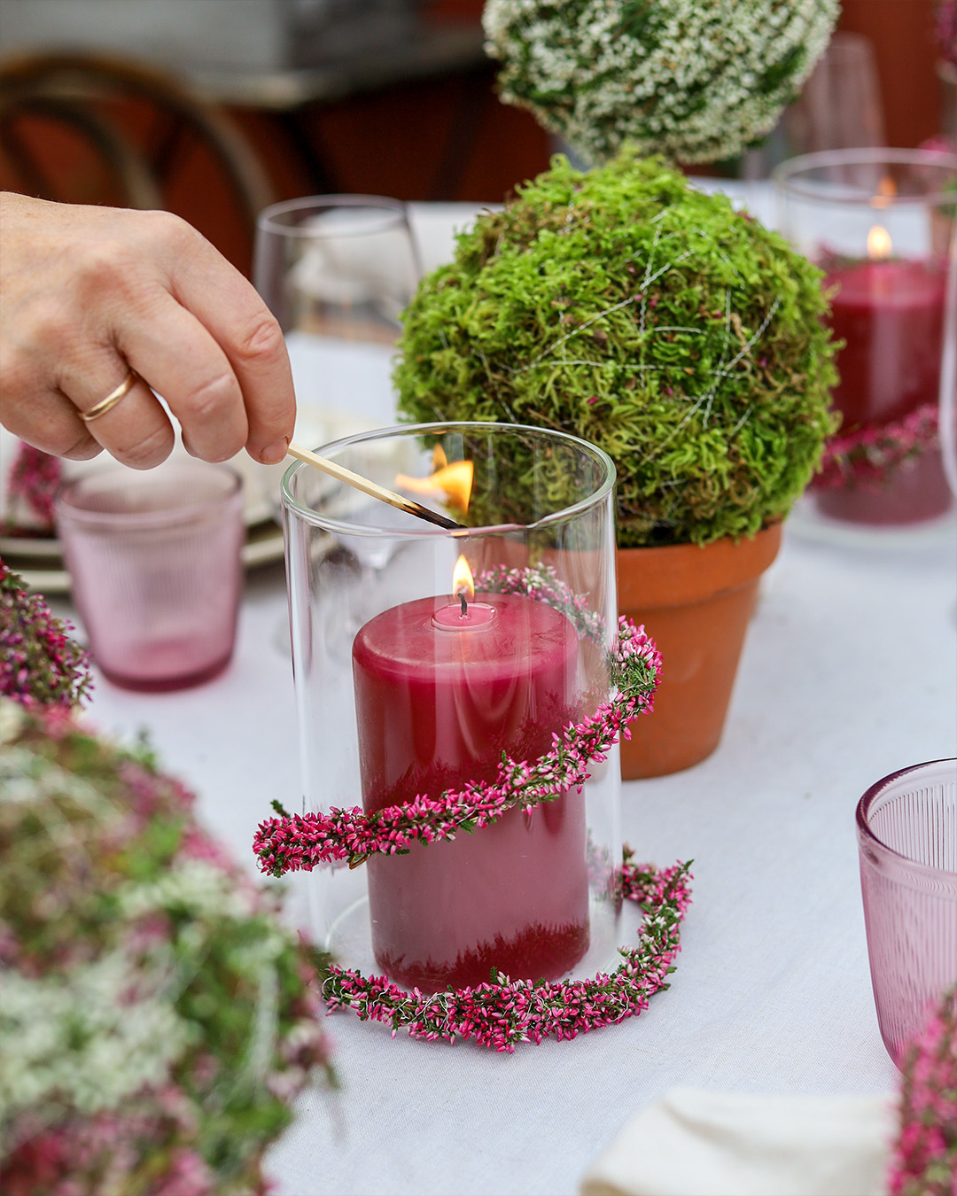 Vakker lykt med Calluna-lyng tennes