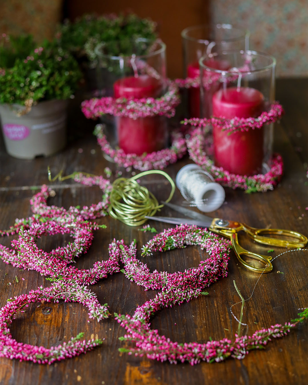 Dette trenger du; saks, blomstertråd, lykt eller sylinderformet vase og Calluna.