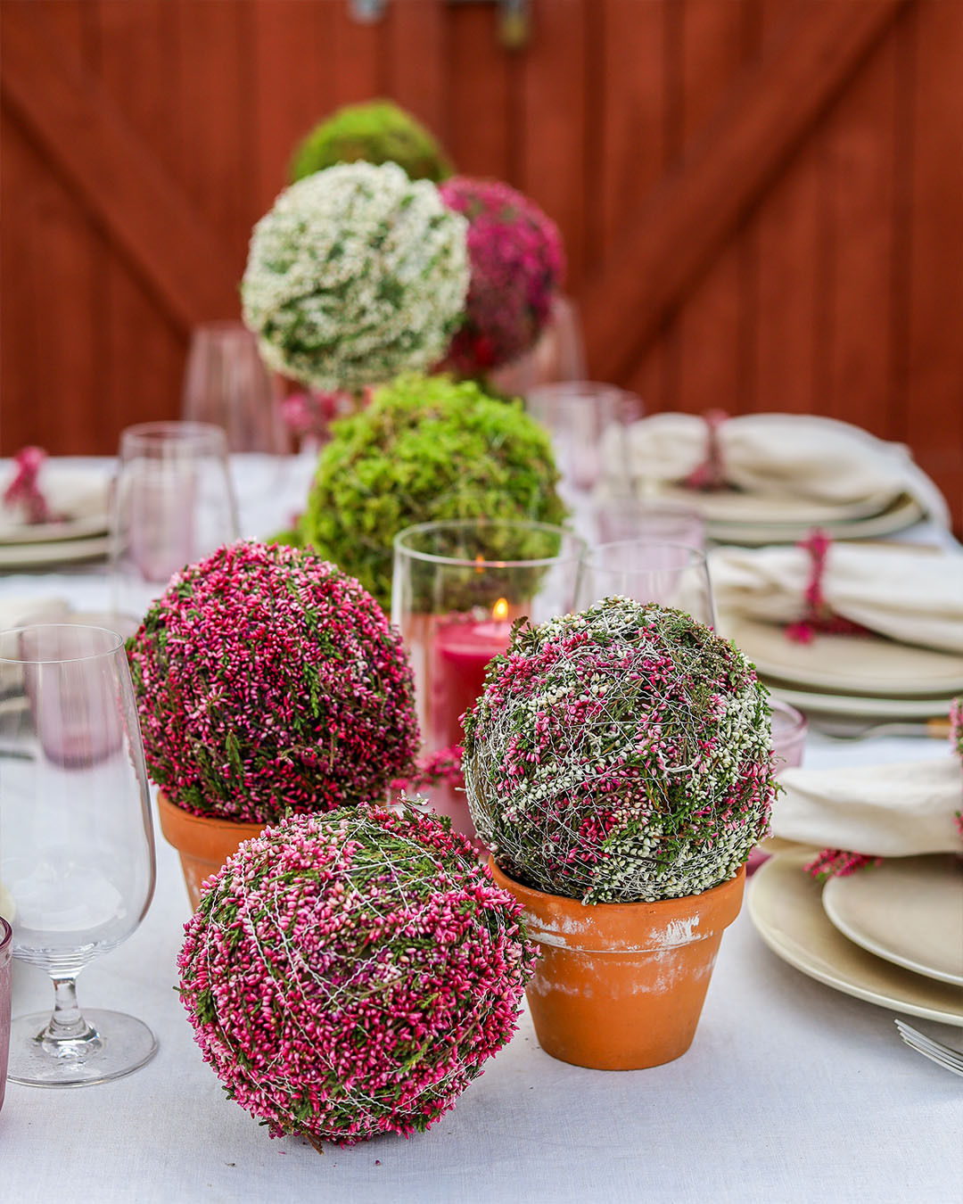 Pynt bordet med lyng-kuler